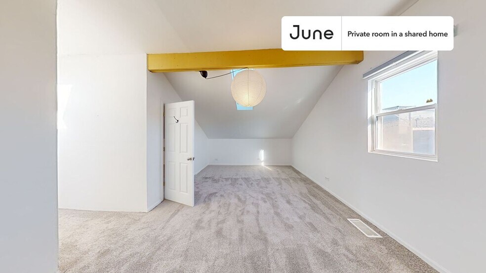 Building Photo - Private bedroom in 3 bed/1 bath Home