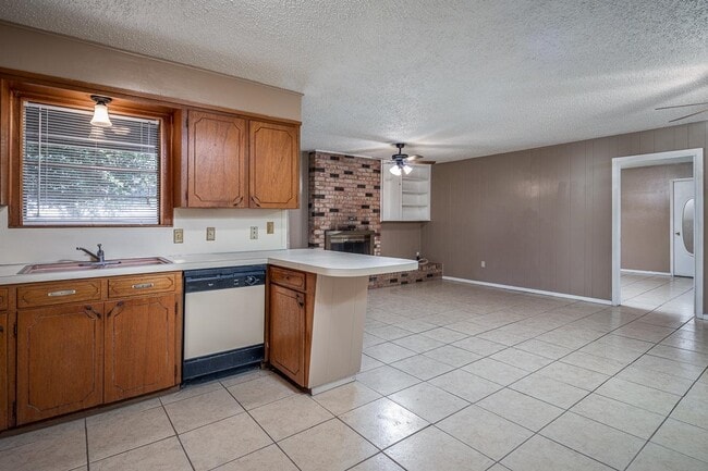 Building Photo - 213 Fox Dr