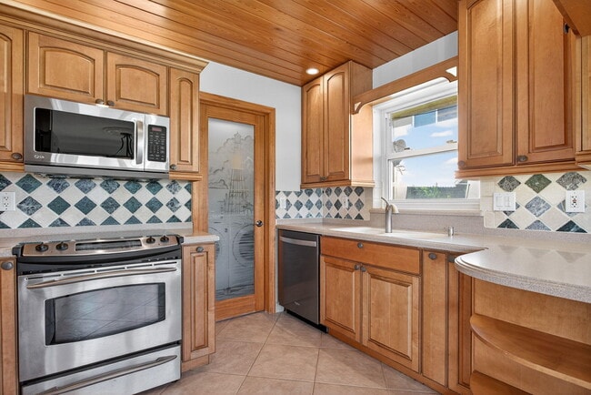 Building Photo - 2757 NE 29th Ave