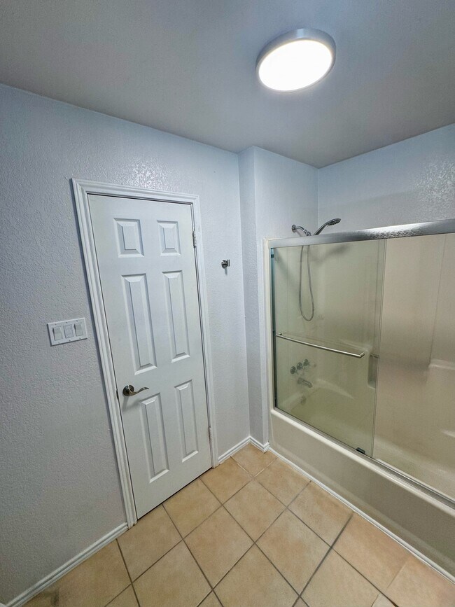 Building Photo - 3205 Hillcrest Dr