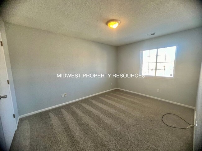 Building Photo - 3 bedroom, 2.5 bath 2 car garage Townhouse