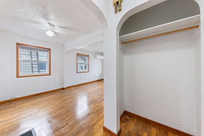 Building Photo - Charming Remodeled Duplex: Pet Friendly!