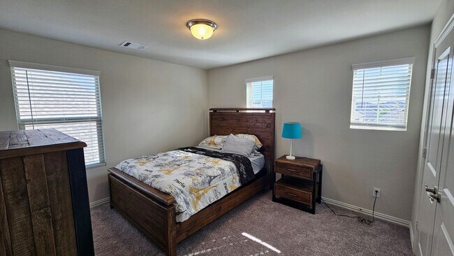 Building Photo - Spacious Ventana Home with all appliances!