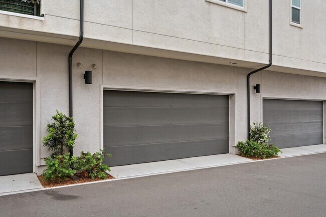 Building Photo - 5495 Seacliff Pl