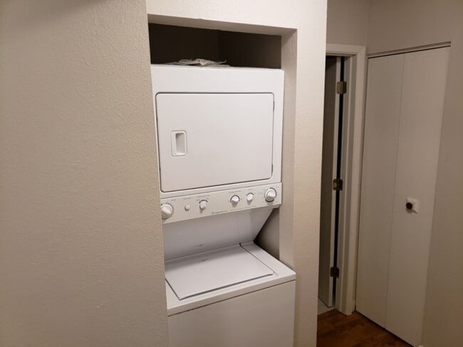 Building Photo - Updated Two Bedroom 2nd Floor Apartment