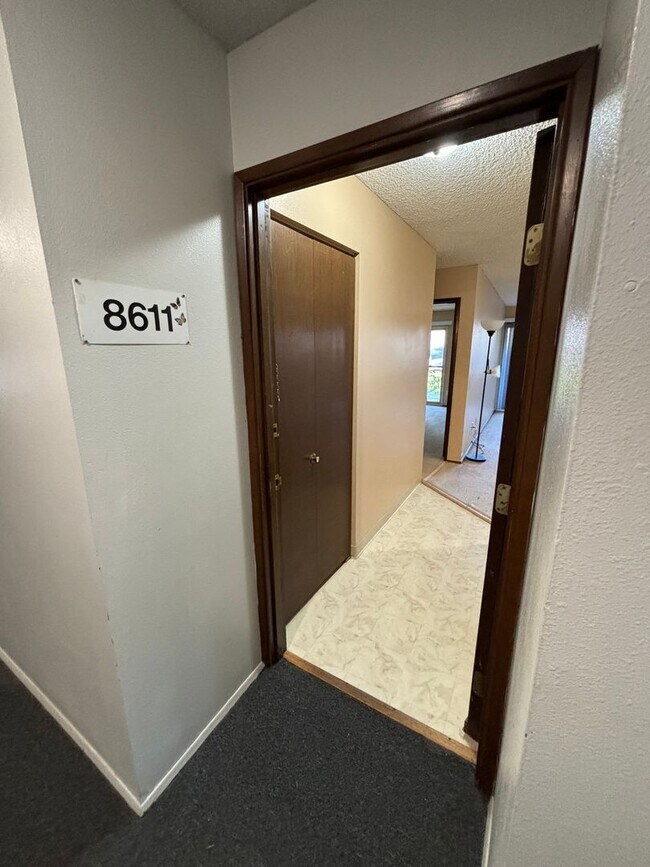 Building Photo - Move in special available now!!