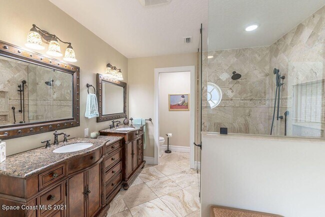 Building Photo - Gorgeous views from this 3 bedroom, 2.5 ba...