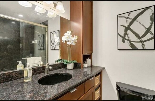 Building Photo - 2BR Ground Floor Eastlake Condo w/ Dedicat...