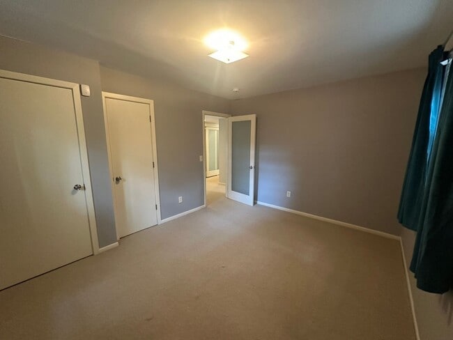 Building Photo - Luxury Living on Summit Ave! – Spacious 3B...