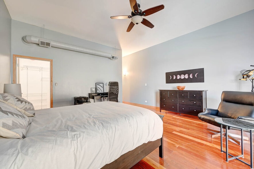 Building Photo - 1760 W Wrightwood Ave