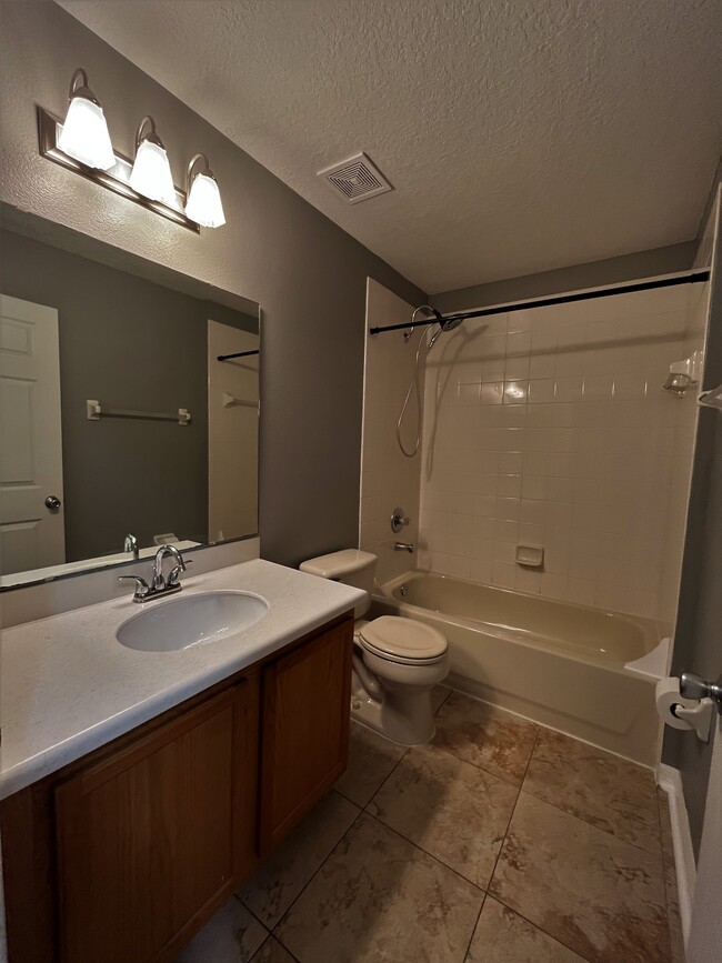 Upstairs Hall Full Bathroom - 13155 Liberty Square Dr