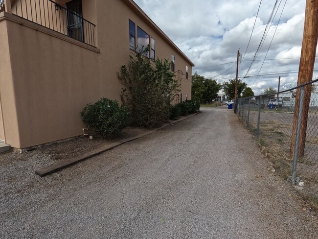 Building Photo - 1401 W Brown Rd