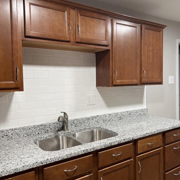 Building Photo - 529 Ann Ave