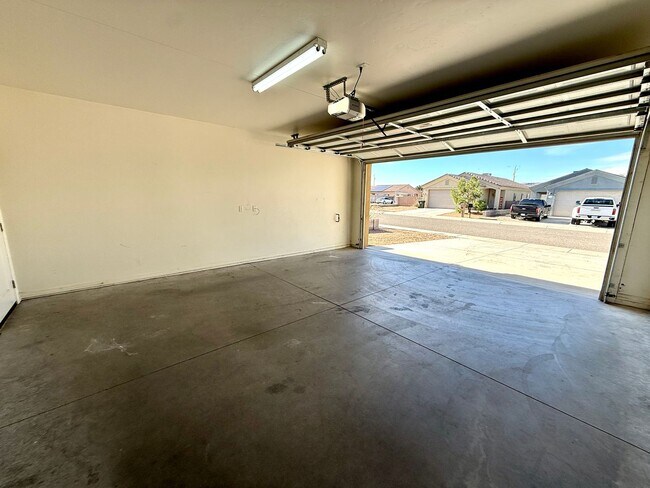 Building Photo - Great 3 Bedroom, 2 Bathroom Home Centrally Located- Available Now!