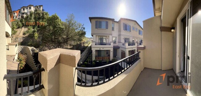 Building Photo - Contemporary Modern 3Bd Townhome in Muir H...