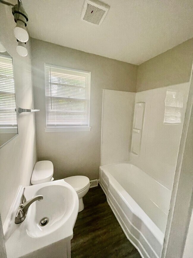 Building Photo - Newly renovated Ranch style 3 bedroom 1 ba...
