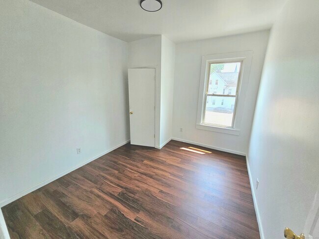 Building Photo - 483 Ferry St