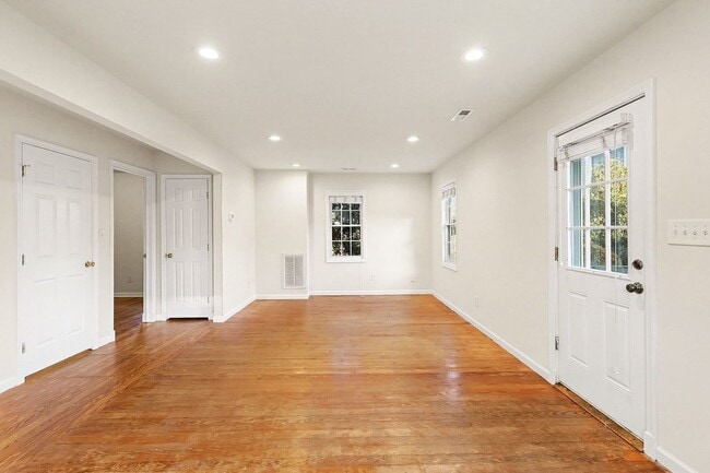 Building Photo - Cozy Cottage in Downtown Fredericksburg