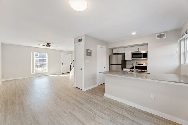 Building Photo - 5005 Manor Rd