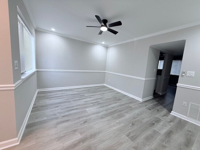 Building Photo - Renovated townhome in Great Alpharetta location