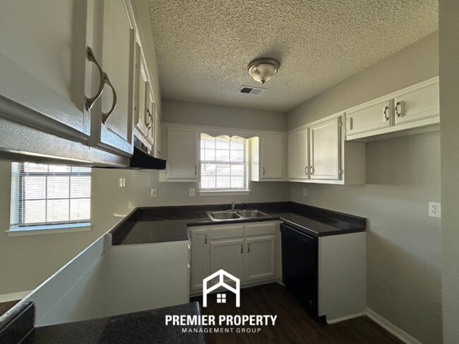 Building Photo - 6200 Somerset Cove