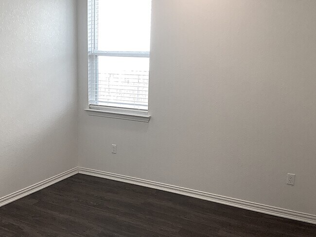 Building Photo - 469 Pebble Bend