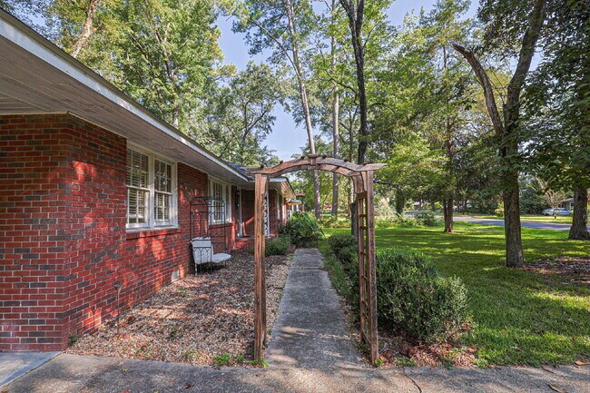 Building Photo - Available Now!| 3BR/2BA Midtown Brick Ranch | Lawn Care, Pest Control & W/D Included | Clubview /...