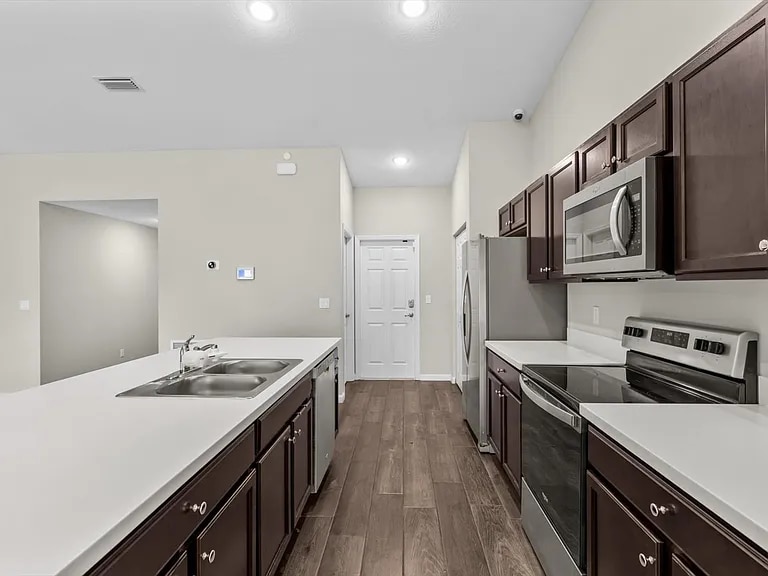 Building Photo - 512 SW McComb Ave