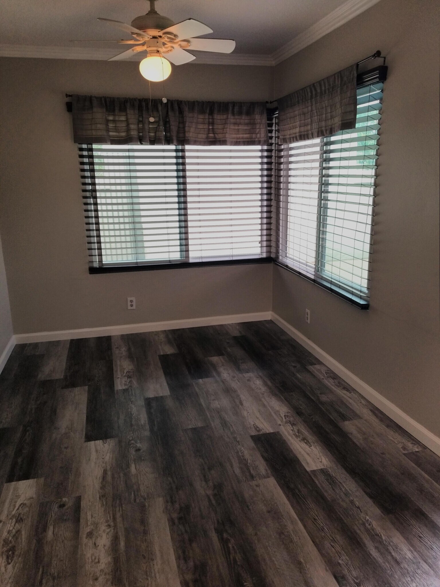 Roomy dining room with brand new blinds. - 18681 Maplewood Cir
