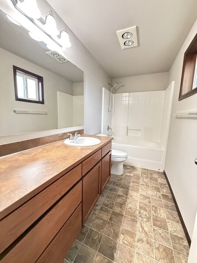 Building Photo - Modern 3BR/2.5BTH Home For Rent in Prime Marysville Location