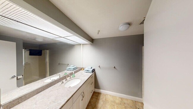 Building Photo - Upgraded 2bd/2Ba Mariana District Condo - ...