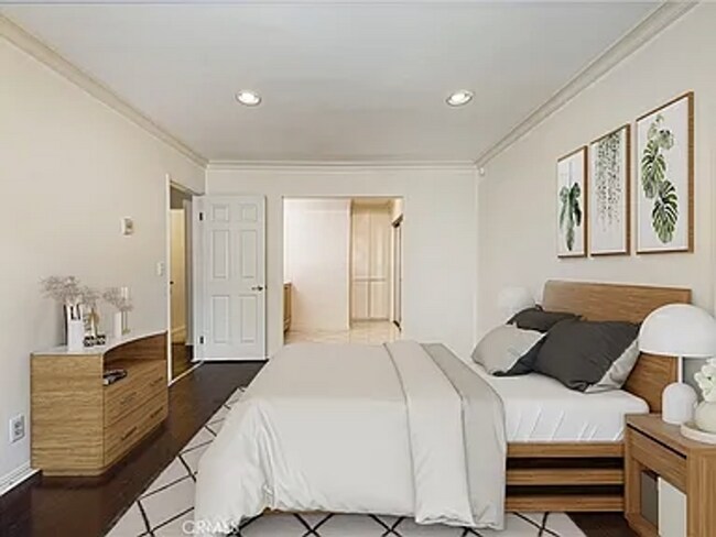 Building Photo - Top Floor 2bd/2ba Condo in the Heart of Playa Del Rey!