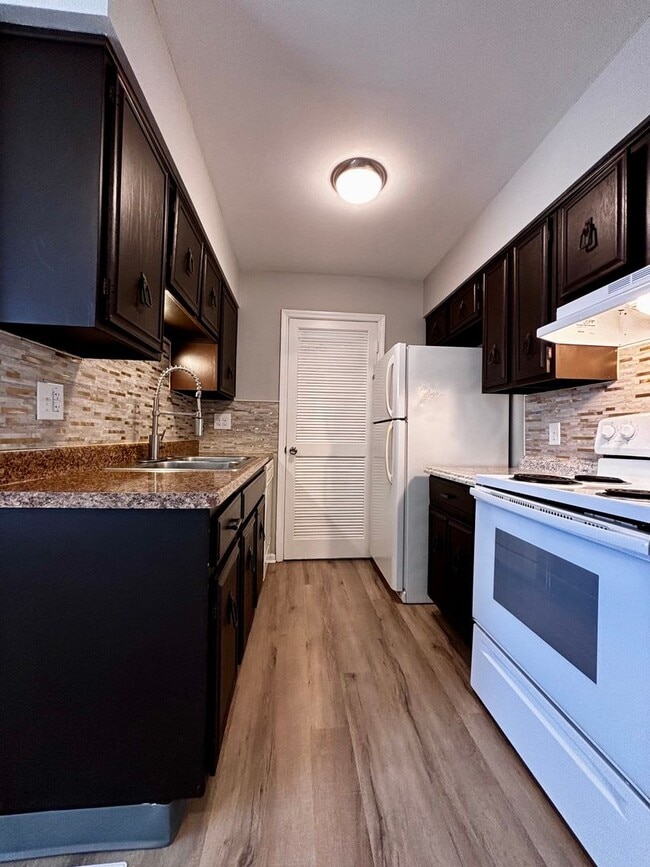 Building Photo - Newly Renovated 2 bedroom 1.5 bath townhou...