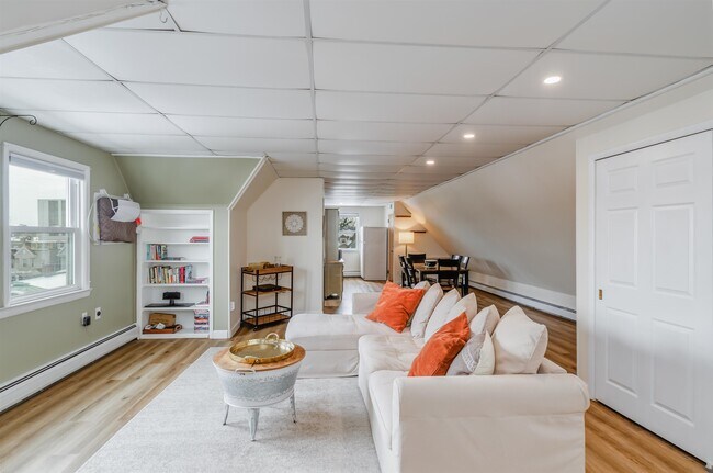 Building Photo - 28 W 37th St