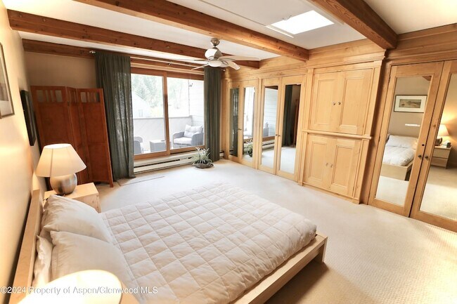 Building Photo - 1007 E Hyman Ave