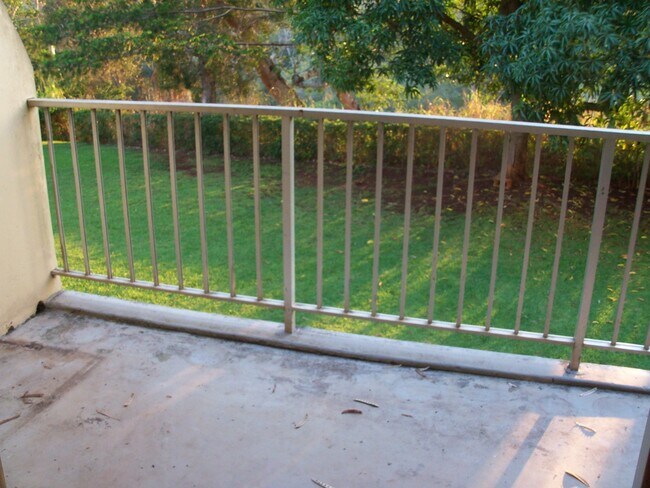 Building Photo - 3 bedroom 2 bath condo in Ridgecrest in  Waikalani comes with 2 parking