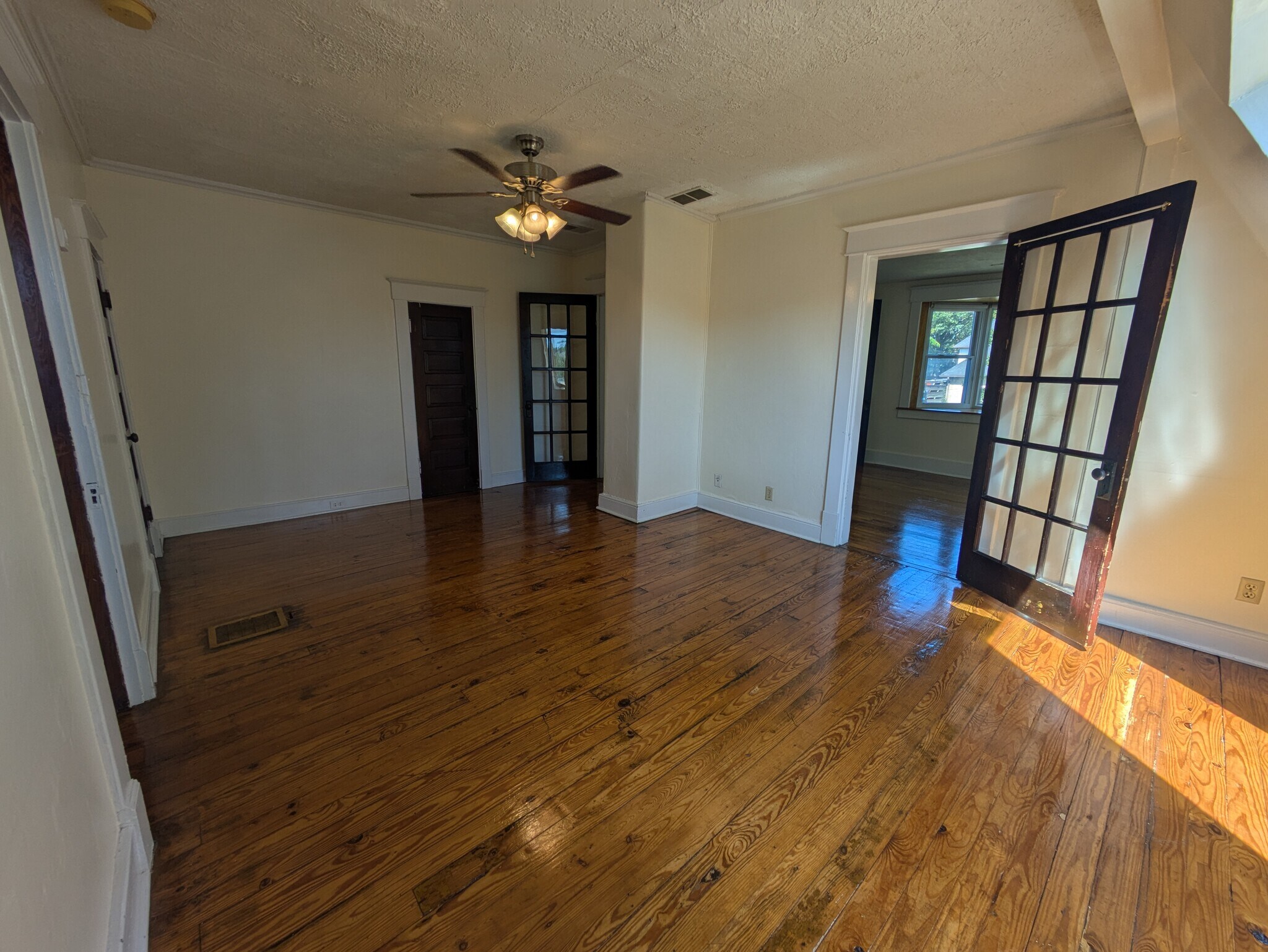 Living - 1703 S Preston St