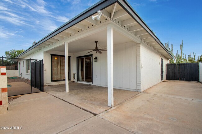 Building Photo - 2424 W Portobello Ave