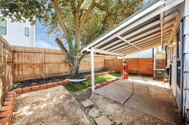 Building Photo - 2210 Detering St
