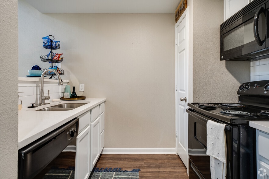4BR, 4BA Flat - 1,282SF - Sterling College Station