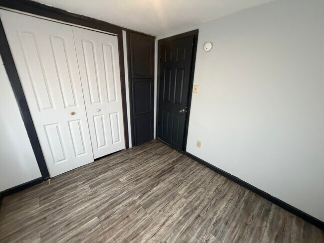 Building Photo - 18 Collett-S