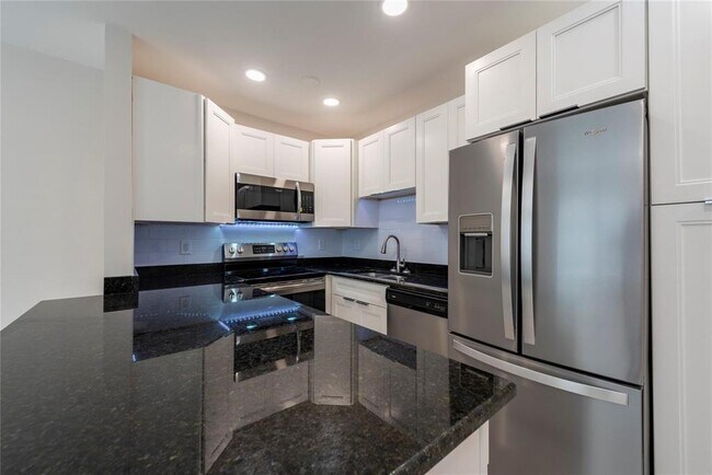 Building Photo - 628 NE 8th Ave