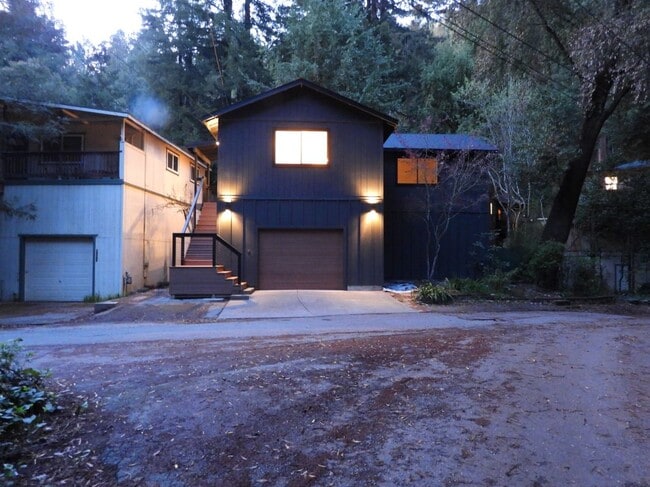 Building Photo - 14229 Laurel Rd