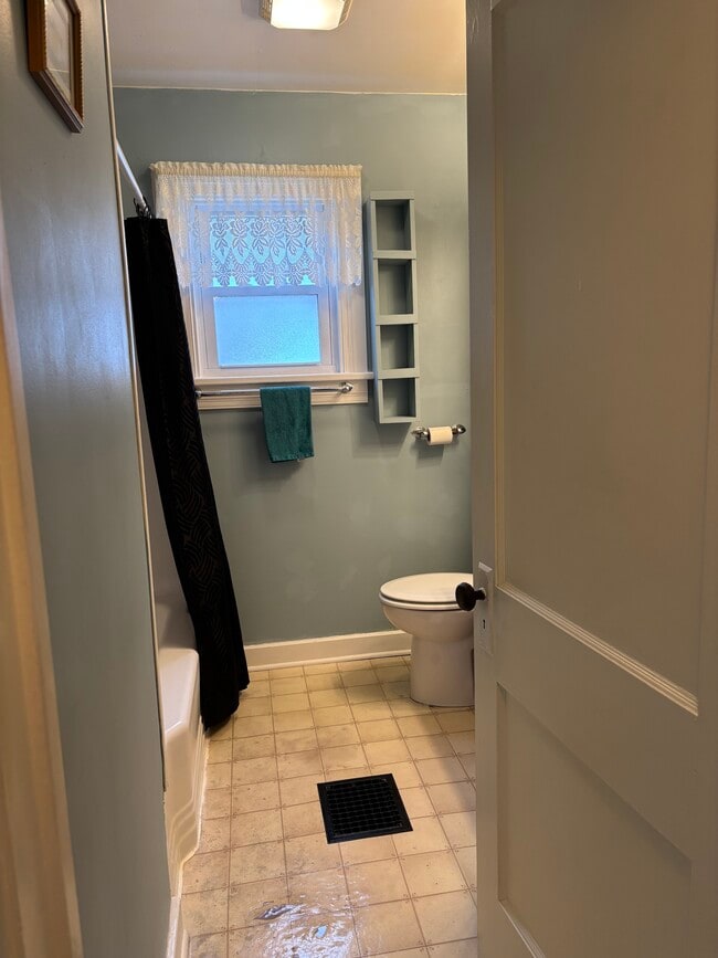 Building Photo - 104 W Buckingham Ave