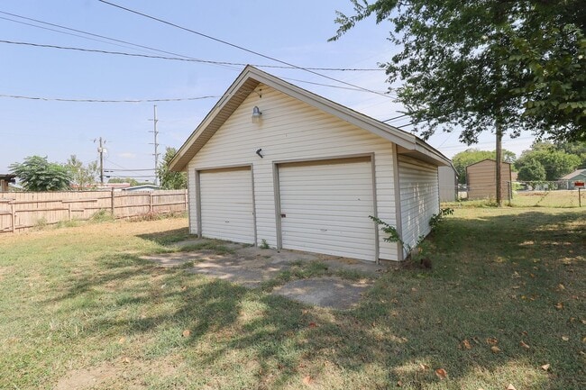 Building Photo - 1 Bedroom Duplex Available Immediately!