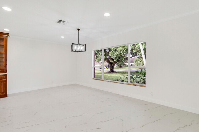 Building Photo - 100 SW 15th Ct