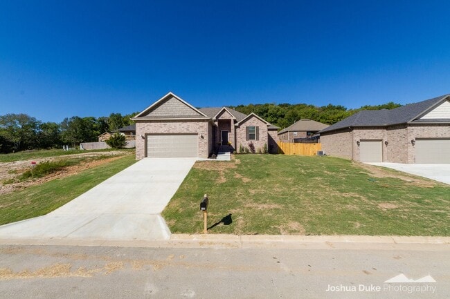 Building Photo - 3 bedroom 2 bath modern style home minutes from I-49 and Fayetteville access !!