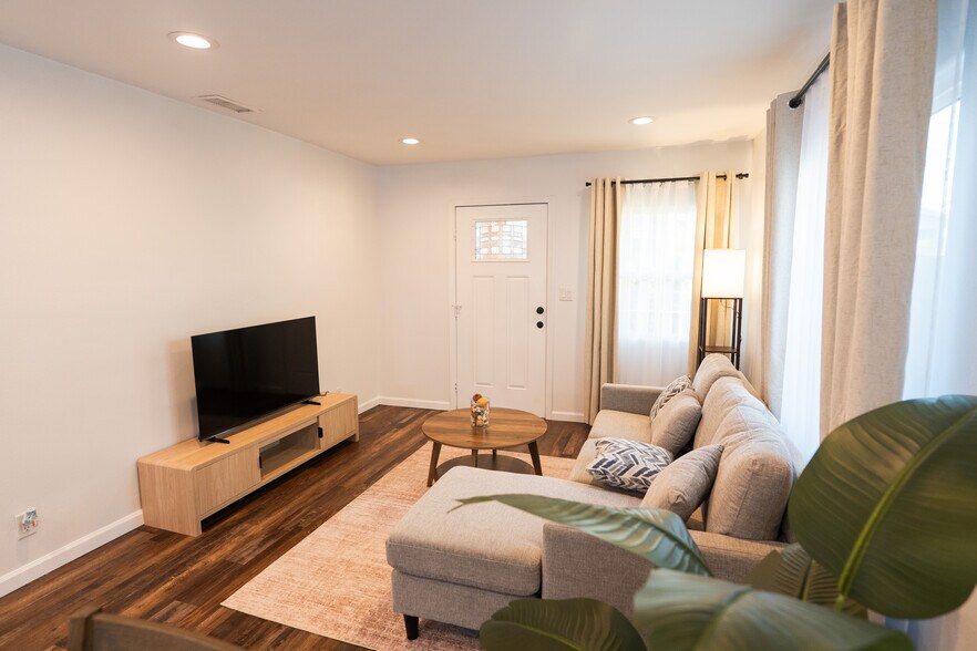 Building Photo - 940 S Bernal Ave