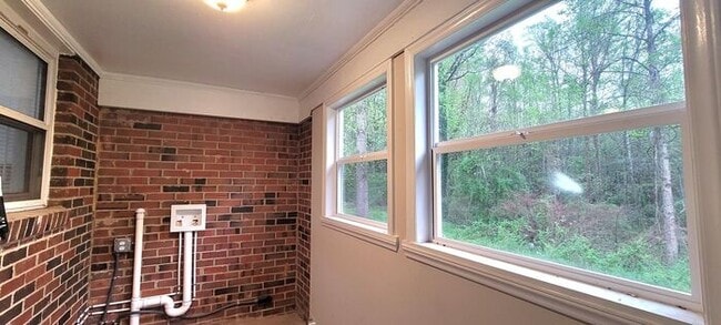 Building Photo - Beautifully Renovated 2BD/1BA Duplex in Hickory!