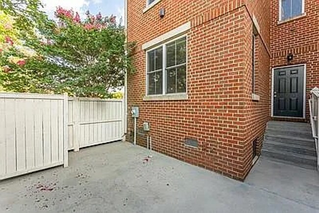 Building Photo - Gorgeous 3bd 3bath home available 08/07